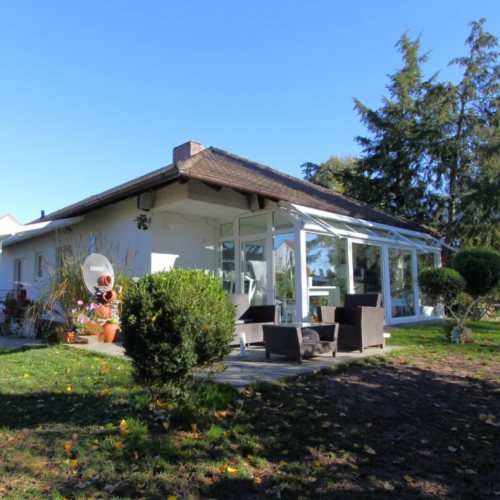 Bungalow auf riesigem Grundstück